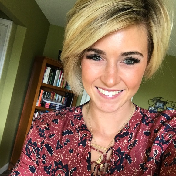 Meet your Posher, Gabriella - Picture 1 of 1